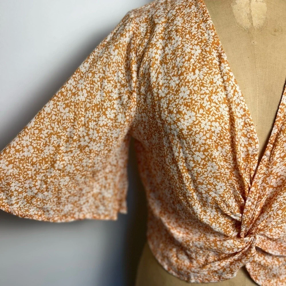 Sage and Label Gold and white spring floral v neck blouse